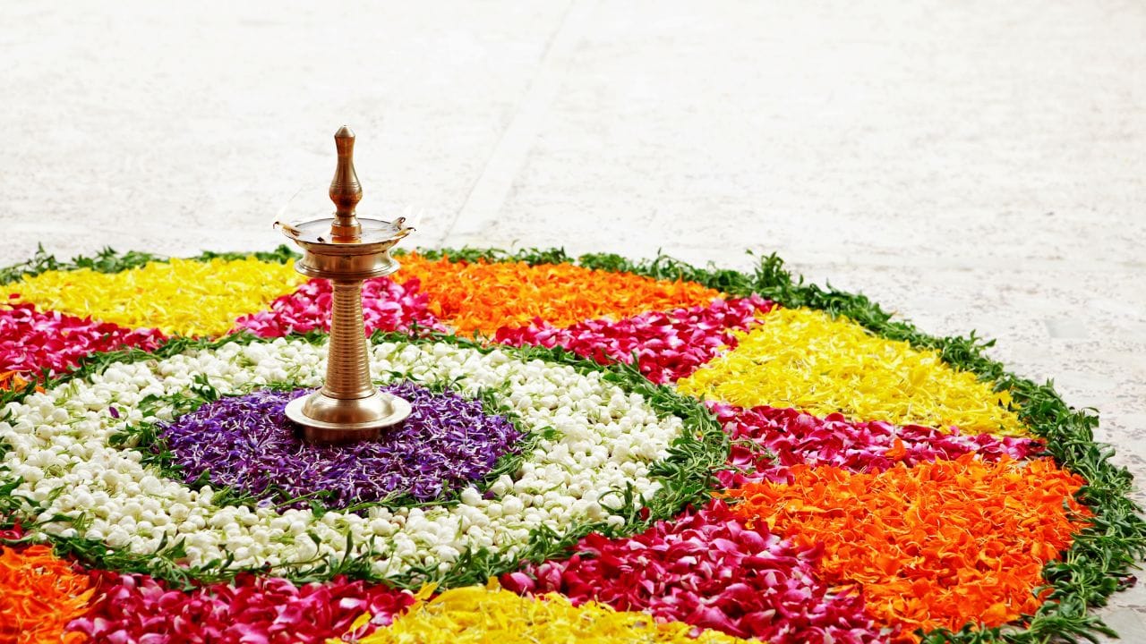 അത്തംനാളിൽ ഒരു വളയം തുമ്പപ്പൂ, രണ്ടാംദിവസം രണ്ടുതരം പൂക്കളും, മൂന്നാംദിവസം മൂന്നുതരം അങ്ങനെ പത്താംദിവസം പത്തുതരം പൂക്കളുമായാണ് പൂക്കളം ഒരുക്കുന്നത്. അത്തം നാളിൽ ഒരുനിര മാത്രമാണ് പൂക്കളമിടുന്നത്. മുറ്റത്ത് ചാണകം മെഴുകി തുമ്പയാണ് ഇടുന്നത്. ചിത്തിര ദിനത്തിൽ തുമ്പ പൂവിനൊപ്പം തുളസി കൂടി വയ്ക്കും.