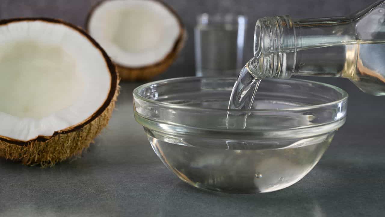 Coconut Oil Price: വെളിച്ചെണ്ണ വില 500-ലേക്കോ, വിപണി ലക്ഷ്യമാക്കി തമിഴ്നാട് മാഫിയ Coconut Oil Price: വെളിച്ചെണ്ണ വില 500-ലേക്കോ, വിപണി ലക്ഷ്യമാക്കി തമിഴ്നാട് മാഫിയ