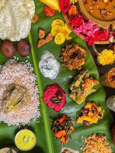 സദ്യ കഴിച്ച ശേഷം ഇല എങ്ങോട്ടേക്ക് മടക്കണം?