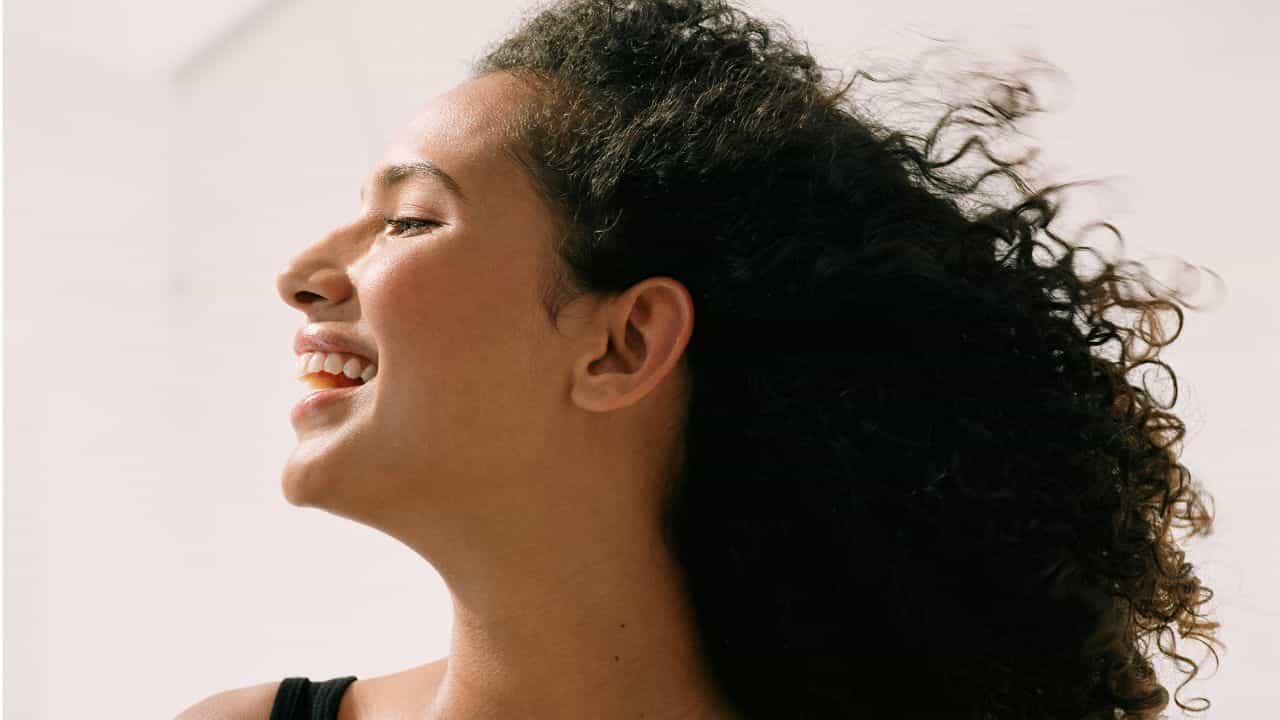 Curly Hair: ചുരുണ്ട മുടി ഉള്ളവരാണോ? ഭംഗിയായി സംരക്ഷിക്കാൻ ഇത്രയും ചെയ്താൽ മതി Curly Hair: ചുരുണ്ട മുടി ഉള്ളവരാണോ? ഭംഗിയായി സംരക്ഷിക്കാൻ ഇത്രയും ചെയ്താൽ മതി