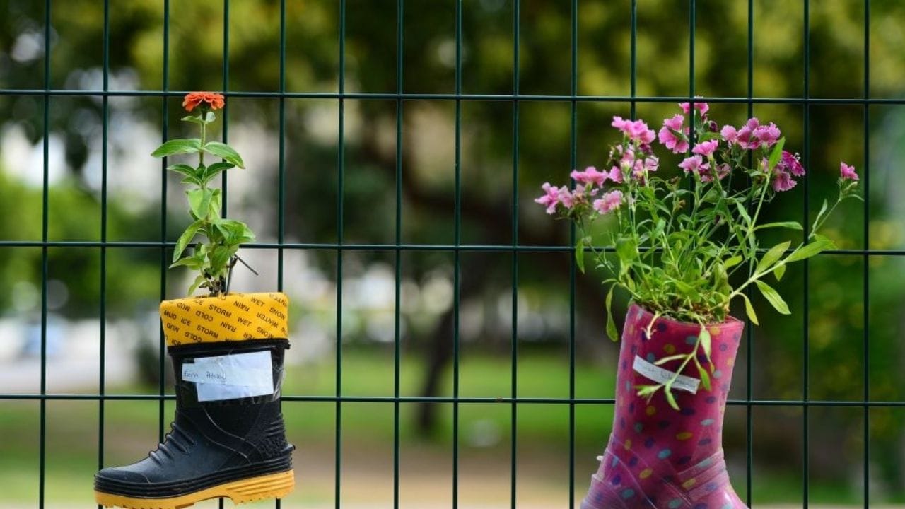 മിനി സക്കുലൻ്റ് ഗാർഡനും നല്ലൊരു ഓപ്ഷനാണ്. ചെറിയ ബൂട്ട്സുകൾ, തുകൽ ഷൂസുകൾ അല്ലെങ്കിൽ ഫ്ലിപ്പ് ഫ്ലോപ്പുകൾ എന്നിവയിൽ കുറച്ച് മണ്ണും ചാണകപ്പൊടിയും നിറച്ച് ചെറിയ ഇനം ചെടികൾ നടാം. വെള്ളം വളരെ കുറച്ച് മാത്രം വേണ്ട കാക്റ്റസ് ഇനങ്ങൾ, സക്കുലന്റുകൾ , ചെറിയ ഇൻഡോർ ചെടികൾ എന്നിവ ഇതിൽ മനോഹരമായി വളരും. ജനൽപ്പടികളിലോ തോട്ടത്തിലെ മേശപ്പുറത്തോ അലങ്കാരമായി ഇത് വെയ്ക്കാവുന്നതാണ്.