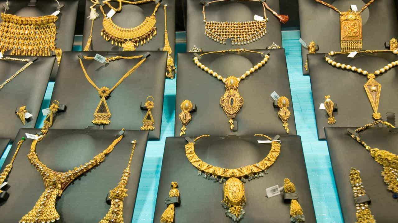 Kerala Gold Rate: സ്വർണം വാങ്ങാൻ ധൃതി വേണ്ട; വില കുറഞ്ഞെങ്കിലും ആശ്വസിക്കാറായില്ല Kerala Gold Rate: സ്വർണം വാങ്ങാൻ ധൃതി വേണ്ട; വില കുറഞ്ഞെങ്കിലും ആശ്വസിക്കാറായില്ല