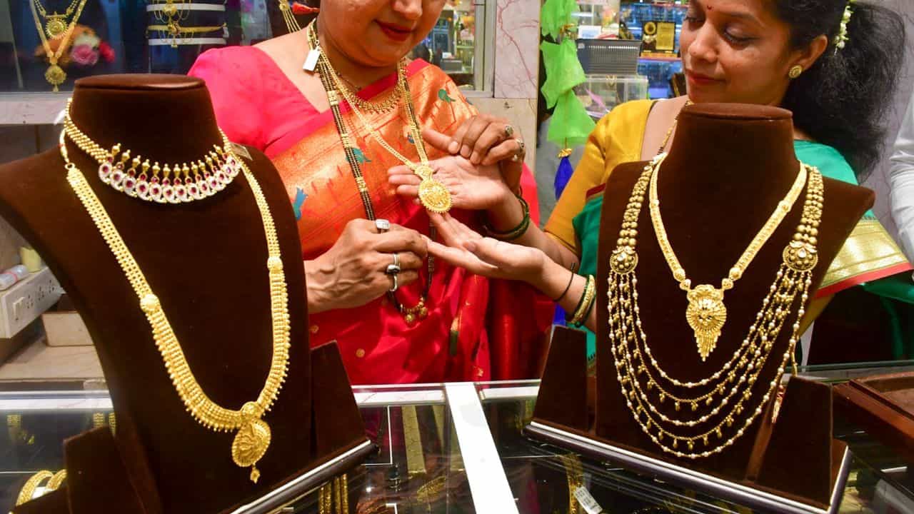 Kerala Gold Rate: മഴയിൽ ബ്രേക്കിട്ട് സ്വർണവില; ഇന്ന് പവന് കൊടുക്കേണ്ടത് എത്ര? Kerala Gold Rate: മഴയിൽ ബ്രേക്കിട്ട് സ്വർണവില; ഇന്ന് പവന് കൊടുക്കേണ്ടത് എത്ര?