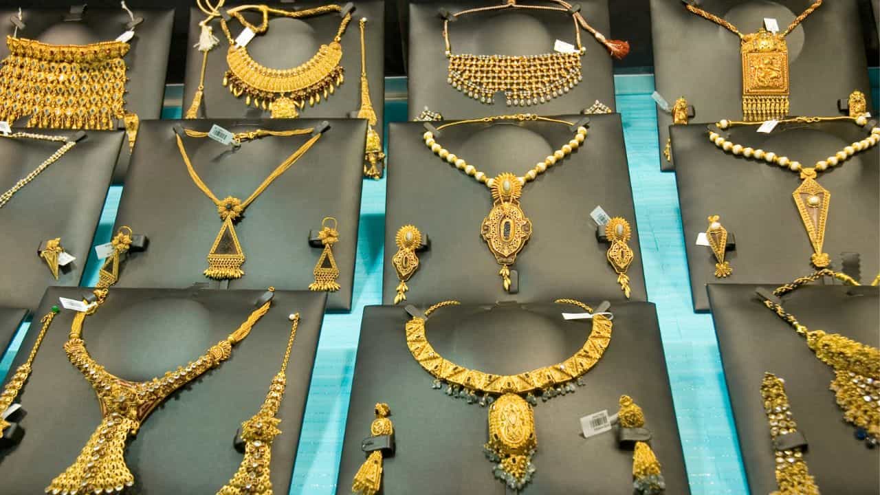 Kerala Gold Rate: ദേ പോയി... 1.13 ലക്ഷം കടന്ന് സ്വർണം; വില കുതിപ്പിന് കാരണം എന്ത്? Kerala Gold Rate: ദേ പോയി... 1.13 ലക്ഷം കടന്ന് സ്വർണം; വില കുതിപ്പിന് കാരണം എന്ത്?