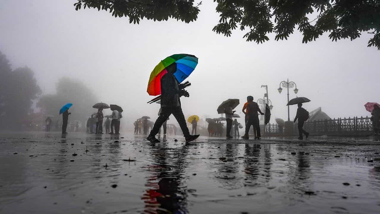 Kerala Weather Update: കരയിലും കടലിലും ഇരട്ട ന്യൂനമർദ്ദം; സംസ്ഥാനത്ത് മഴ മുന്നറിയിപ്പ് ഇങ്ങനെ Kerala Weather Update: കരയിലും കടലിലും ഇരട്ട ന്യൂനമർദ്ദം; സംസ്ഥാനത്ത് മഴ മുന്നറിയിപ്പ് ഇങ്ങനെ