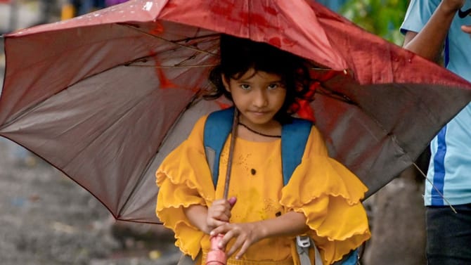 ശക്തമായ മഴ വരുന്നുണ്ടേ, 4 ജില്ലകളിൽ യെല്ലോ അലർട്ട്