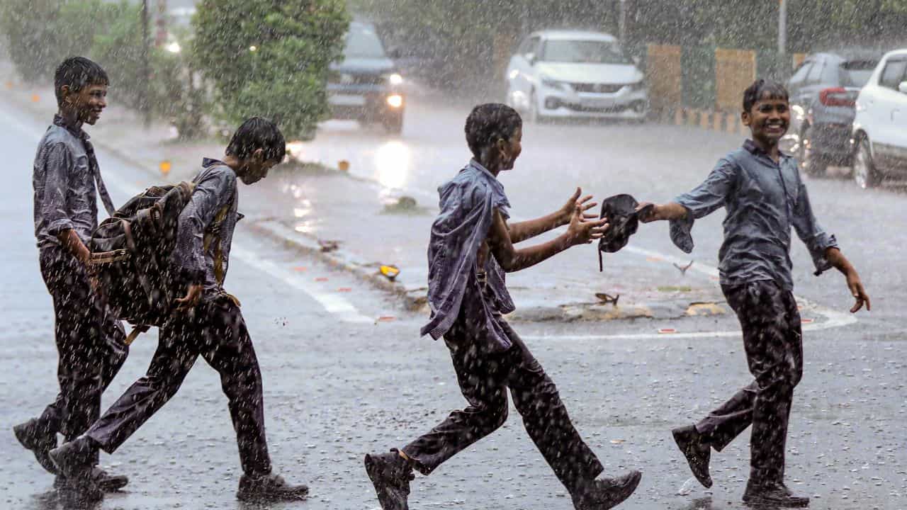 School Holiday: വിവിധ ജില്ലകളിലെ വിദ്യാഭ്യാസ സ്ഥാപനങ്ങൾക്ക് ഇന്ന് അവധി; പരീക്ഷകളും മാറ്റി School Holiday: വിവിധ ജില്ലകളിലെ വിദ്യാഭ്യാസ സ്ഥാപനങ്ങൾക്ക് ഇന്ന് അവധി; പരീക്ഷകളും മാറ്റി