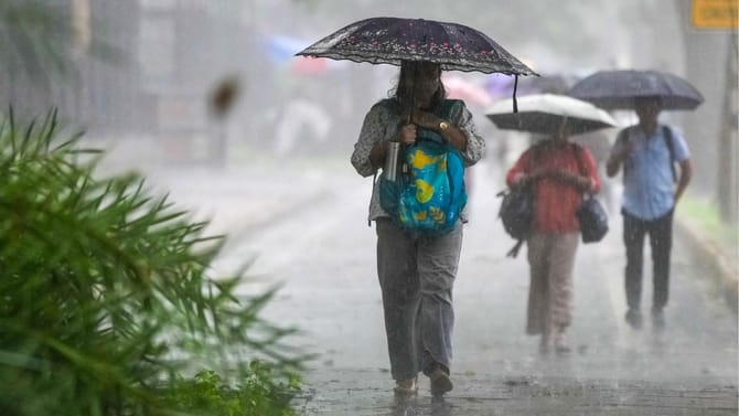 'ഡോൾഫിൻ' എത്തി, തീവ്രമഴ വലയ്ക്കും; എട്ട് ജില്ലക്കാർ ശ്രദ്ധിച്ചോണേ