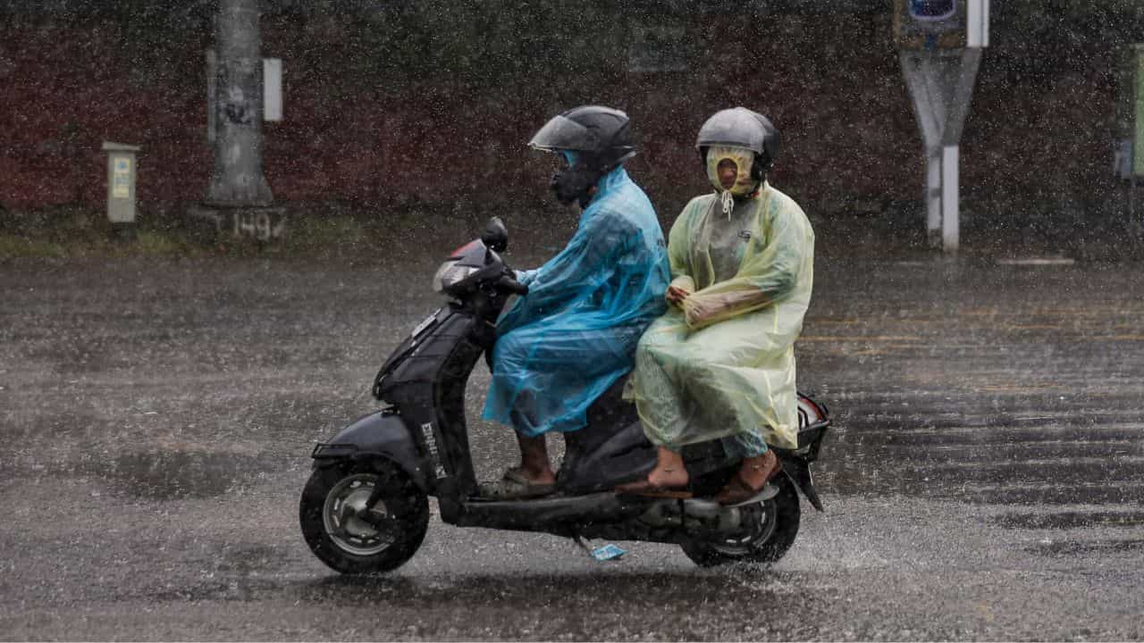 Kerala Weather Update: ഇന്ന് മഴയുണ്ടോ? വരും മണിക്കൂറിൽ ഈ ജില്ലക്കാർ കരുതിയിരിക്കുക Kerala Weather Update: ഇന്ന് മഴയുണ്ടോ? വരും മണിക്കൂറിൽ ഈ ജില്ലക്കാർ കരുതിയിരിക്കുക