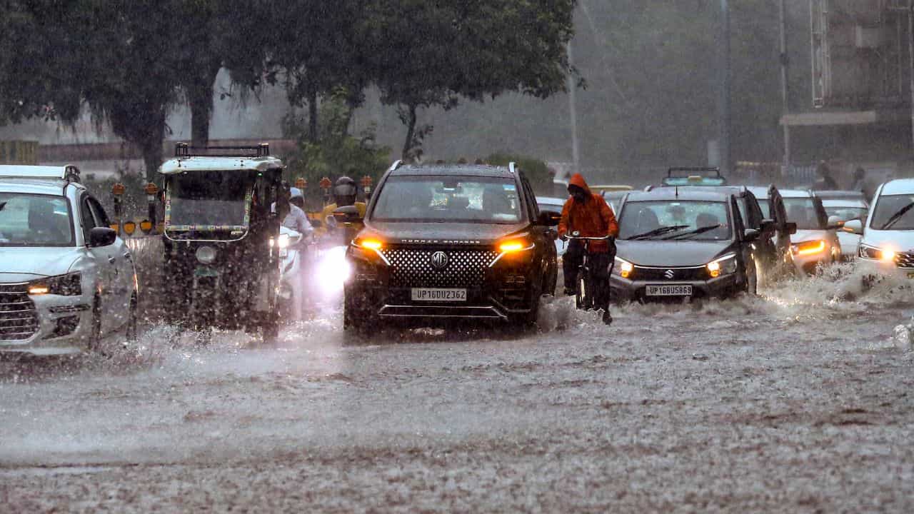 Kerala Weather Update: സംസ്ഥാനത്ത് മഴ ഇന്നും തുടരും, എല്ലാ ജില്ലകളിലും മുന്നറിയിപ്പ്; അലർട്ടുകൾ ഇങ്ങനെ Kerala Weather Update: സംസ്ഥാനത്ത് മഴ ഇന്നും തുടരും, എല്ലാ ജില്ലകളിലും മുന്നറിയിപ്പ്; അലർട്ടുകൾ ഇങ്ങനെ