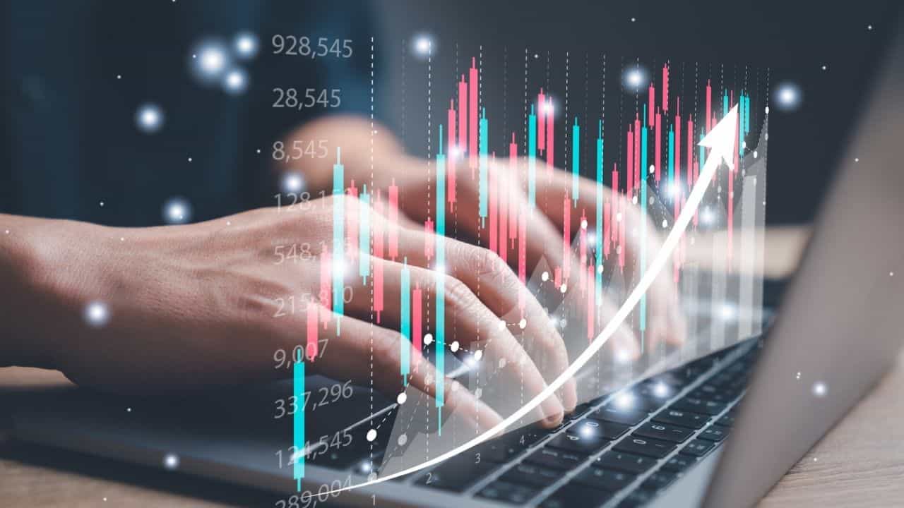Stock Market: ട്രേഡിംഗും ഇൻവെസ്റ്റ്മെന്റും, വ്യത്യാസം എന്ത്? ഓഹരി വിപണിയിൽ ഇറങ്ങും മുമ്പ് ഇതറിയണം! Stock Market: ട്രേഡിംഗും ഇൻവെസ്റ്റ്മെന്റും, വ്യത്യാസം എന്ത്? ഓഹരി വിപണിയിൽ ഇറങ്ങും മുമ്പ് ഇതറിയണം!
