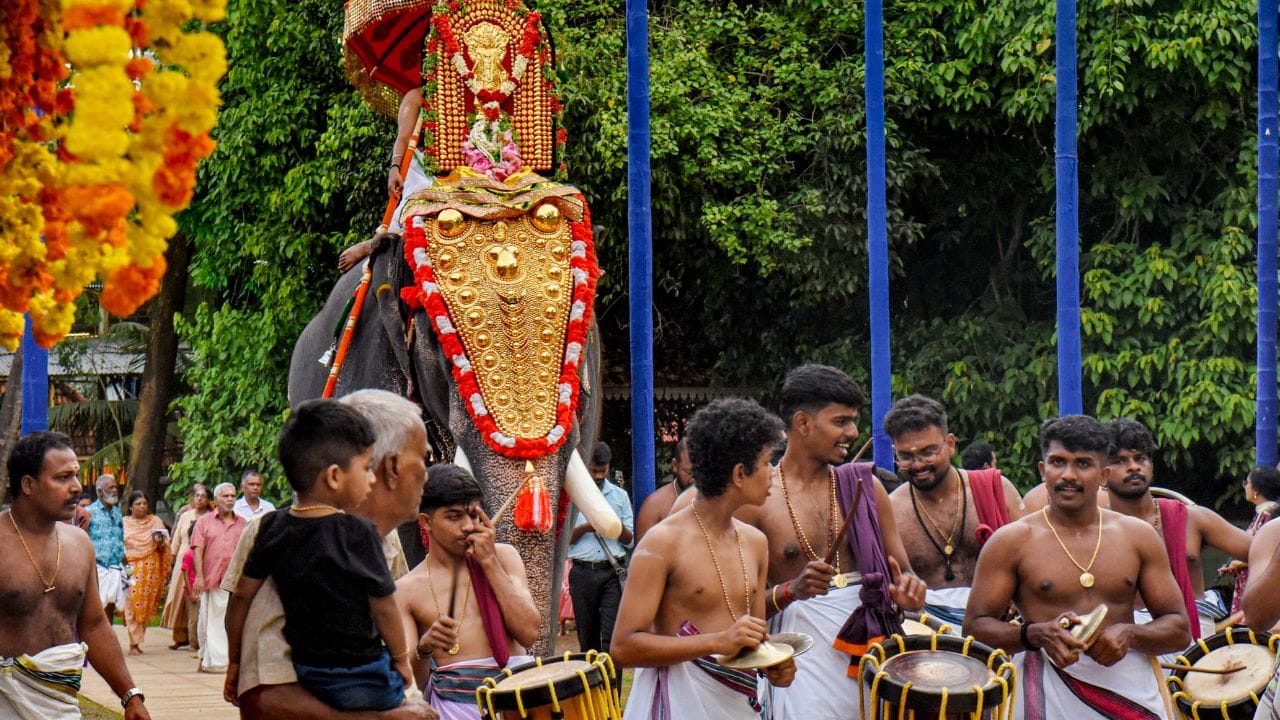 പൂരാട ദിനത്തിൽ കൊച്ചുകുട്ടികളെ പൂരാട ഉണ്ണികളായി സങ്കൽപ്പിച്ച് വീട്ടിലെ പൂക്കളത്തിന് മുന്നിലിരുത്തി ആദരിക്കുന്നത് പണ്ടുകാലത്തെ ഒരു ആചാരമായിരുന്നു. കുട്ടികളുടെ നിഷ്കളങ്കമായ മനസ്സും ചിരിയും വീടുകളിൽ ഐശ്വര്യം കൊണ്ടുവരുമെന്നാണ് വിശ്വാസം. നാടൻ പൂക്കളും തളിരിലകളും കൊണ്ട് പൂക്കളമൊരുക്കി, കുട്ടിപ്പട്ടാളങ്ങൾ ചേർന്ന് ഓണപ്പാട്ടുകൾ പാടുന്ന സന്തോഷനിമിഷങ്ങൾക്ക് തുടക്കം കുറിക്കുന്നത് ഈ ദിനത്തിലാണ്.