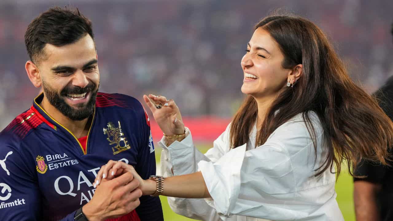 Virat Kohli: വിരാട് കോലിയ്ക്കായി വെറും രണ്ട് പ്ലേറ്റ്! അനുഷ്കയുടെ ചോളെ ഭാട്ടുറെ ഓര്ഡര് തലവര തന്നെ മാറ്റി Virat Kohli: വിരാട് കോലിയ്ക്കായി വെറും രണ്ട് പ്ലേറ്റ്! അനുഷ്കയുടെ ചോളെ ഭാട്ടുറെ ഓര്ഡര് തലവര തന്നെ മാറ്റി