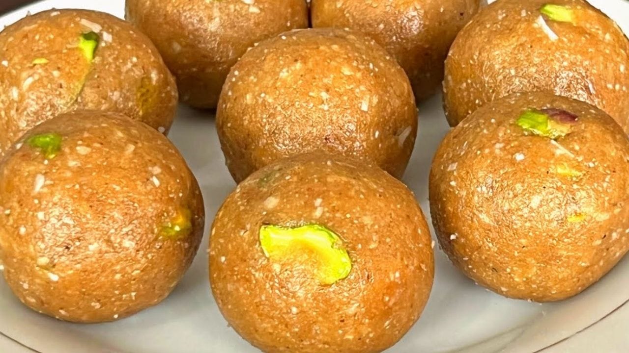 ലഡു തയ്യാറാക്കുന്നതിനായി പ്രധാനമായും അവൽ, കശുവണ്ടി പരിപ്പ്, നിലക്കടല, ഏലയ്ക്ക, ശർക്കര ഉണക്ക തേങ്ങാപ്പൊടി, നെയ്യ് എന്നിവയാണ് ആവശ്യം ഉള്ളത്. ശർക്കരയുടെ മധുരവും നെയ്യിന്റെ സുഗന്ധവുമാണ് ഈ പലഹാരത്തിന്റെ രുചിയും മണവും വർദ്ധിപ്പിക്കുന്നത് കുട്ടികൾക്ക് മുതിർന്നവർക്കും ഒരേ പോലെ ഇഷ്ടപ്പെടുന്ന പോഷകഗുണമുള്ള ഈ വിഭവം തയ്യാറാക്കുന്നത് എങ്ങനെ എന്ന് നോക്കാം.