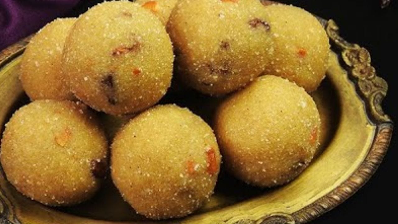  അതിന് ആദ്യം തന്നെ ഒരു പാനിൽ ഒരു ടേബിൾസ്പൂൺ നെയ്യ് ചൂടാക്കി കശുവണ്ടി പരിപ്പ് ഗോൾഡൻ ബ്രൗൺ നിറമാകുന്നത് വരെ വറുത്തെടുക്കുക. ശേഷം നിലക്കടലയും അവലും വേറെ വേറെ വറുത്ത് തണുക്കാനായി വയ്ക്കുക. വറുത്ത കശുവണ്ടിയും ഏലക്കയും മിക്സിയിലെ ജാറിലിട്ട് നന്നായിട്ട് പൊടിച്ചെടുക്കണം. 