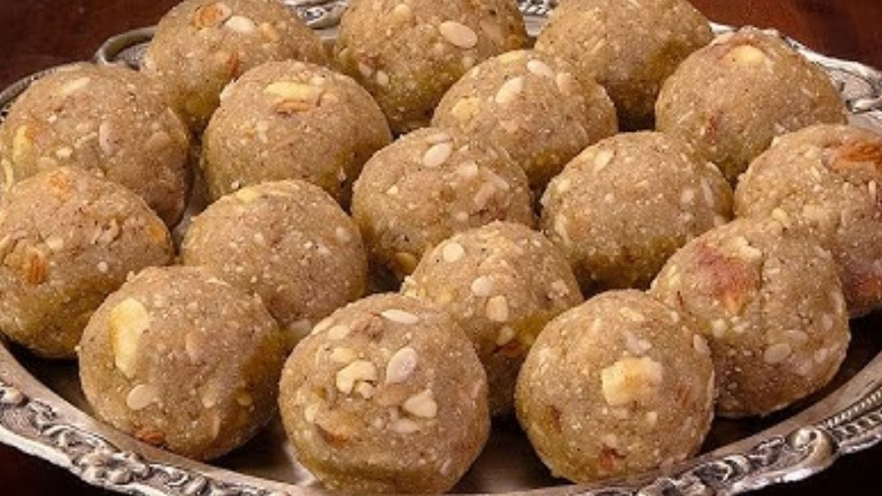 ശർക്കര പൂർണ്ണമായും അലിഞ്ഞു കഴിഞ്ഞാൽ തീ അണച്ച് ഇത് ചെറുതായി തണുക്കാനായി മാറ്റിവയ്ക്കാം ശേഷം ശർക്കരപ്പാനി അരിച്ചെടുക്കുന്നത് അതിലെ അഴുക്കുകൾ നീക്കം ചെയ്യാനും സഹായിക്കും.തുടർന്ന് മറ്റൊരു പാനിൽ രണ്ട് ടേബിൾ സ്പൂൺ നെയ്യ് ഒഴിച്ച് ചൂടാകുമ്പോൾ കുറച്ചു കശുവണ്ടി പരിപ്പ് വറുത്ത ഒരു പ്ലേറ്റിലേക്ക് മാറ്റിവയ്ക്കുക. 
