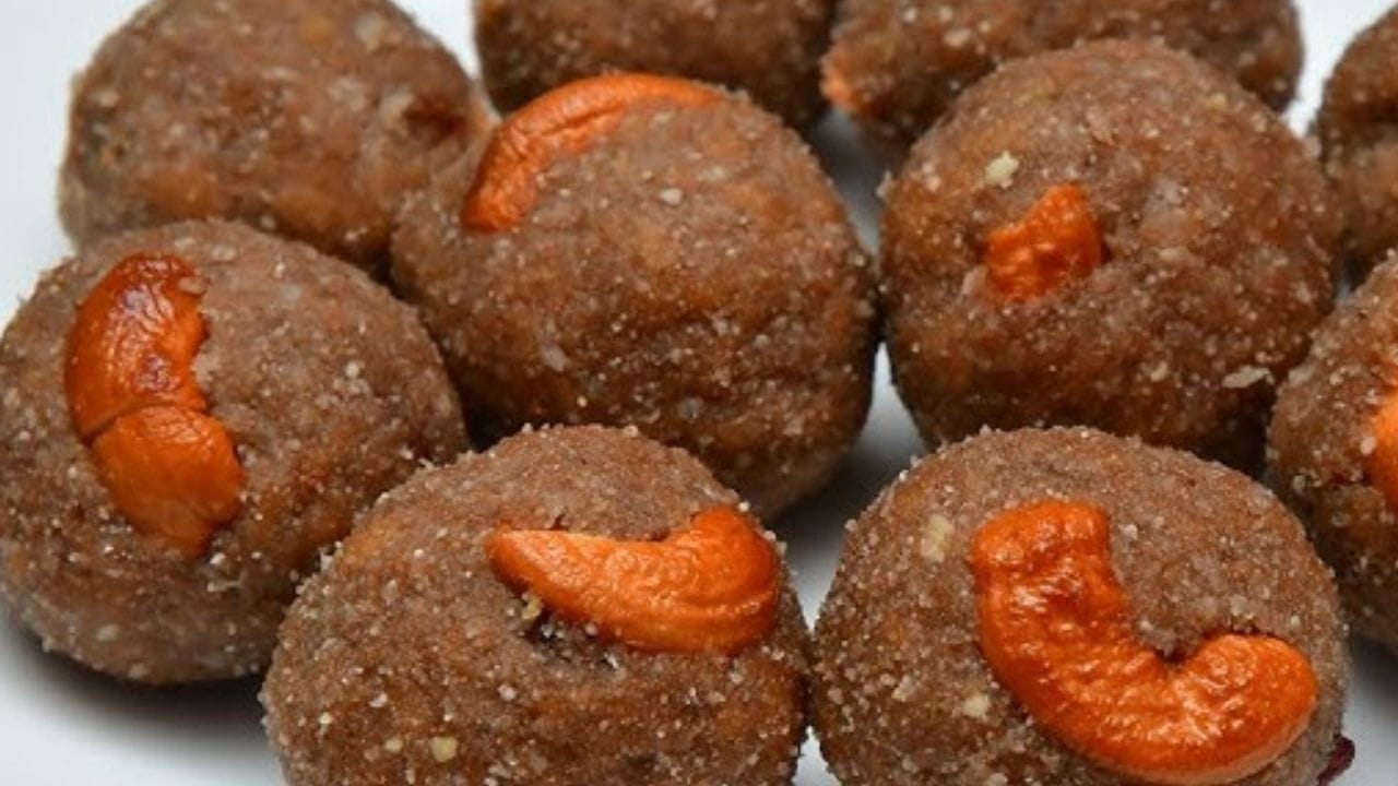 ഇതോടെ വായിൽ അലിഞ്ഞു പോകുന്ന സ്വാദിഷ്ടമായ അവൽ ലഡു തയ്യാറായി. ഈ ശ്രീകൃഷ്ണ ജയന്തി ദിനത്തിൽ വളരെ എളുപ്പത്തിൽ തയ്യാറാക്കാവുന്ന രുചികരമായ ഒരു നിവേദ്യം ആണിത്. ഇത് പൂജ വേളകളിൽ ഭഗവാൻ കൃഷ്ണനെ നിവേദ്യമായി സമർപ്പിക്കാവുന്നതാണ്.