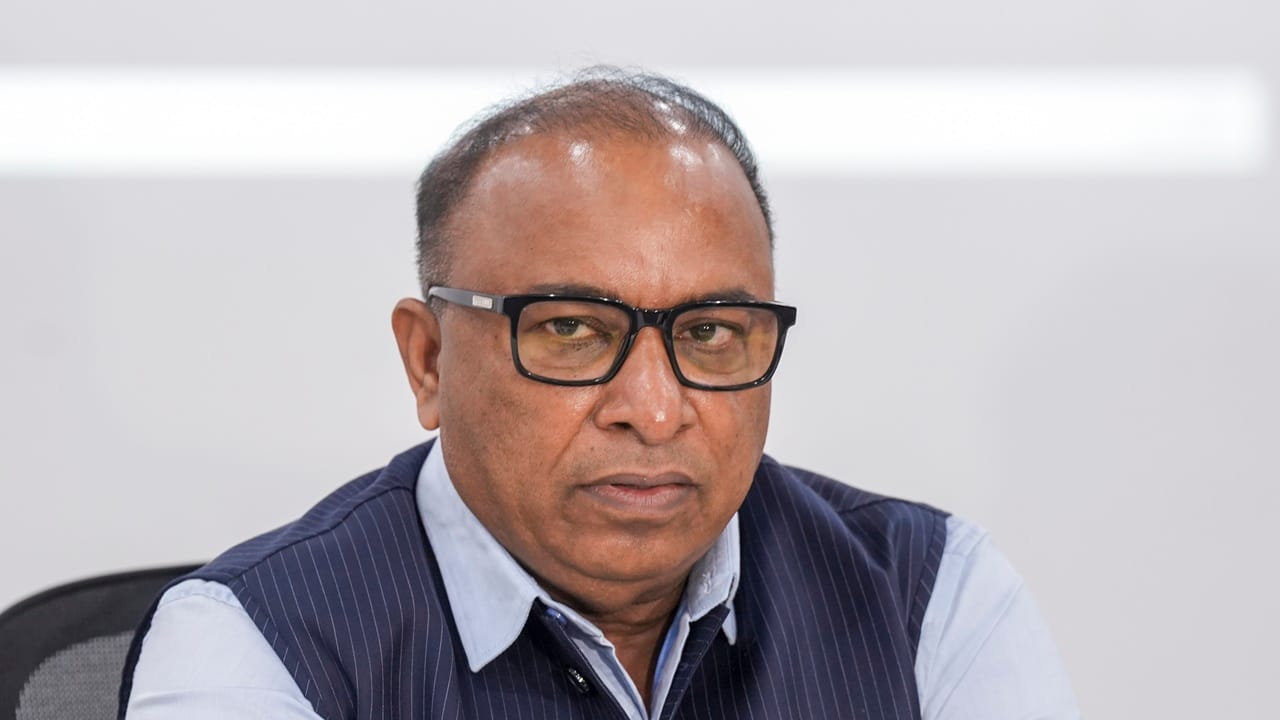 അതേസമയം, അമ്പയർമാർക്കും മാച്ച് റഫറിമാർക്കും വർദ്ധിപ്പിച്ച വേതന ഘടനയ്ക്കും അവരുടെ ഗ്രേഡുകൾ പുനർനിർണ്ണയിക്കുന്നതിനും ബിസിസിഐ വാർഷിക പൊതുയോഗം അംഗീകാരം നൽകി. ഓസ്ട്രേലിയയ്ക്കെതിരായ ബിജിടി ടെസ്റ്റ് മത്സരം റാഞ്ചിയിൽ നിന്ന് മാറ്റാൻ പദ്ധതികളൊന്നുമില്ലെന്ന് ബിസിസിഐ അറിയിച്ചു. ഐപിഎൽ ഗവേണിംഗ് കൗൺസിലിലേക്ക് അരുൺ സിംഗ് ധൂമലും എം ഖൈറുൽ ജമാൽ മജുംദാറും വീണ്ടും തിരഞ്ഞെടുക്കപ്പെട്ടു. 2027-ൽ നടക്കാനിരിക്കുന്ന ഐപിഎല്ലിന്റെ 20-ാം പതിപ്പ് അതിഗംഭീരമായി ആഘോഷിക്കാൻ ജനറൽ ബോഡി യോഗത്തിൽ തീരുമാനമായി. ബിസിസിഐയുടെ ഏജ് വെരിഫിക്കേഷൻ പോളിസി പരിഷ്കരിക്കുകയും അംഗീകരിക്കുകയും ചെയ്തു.