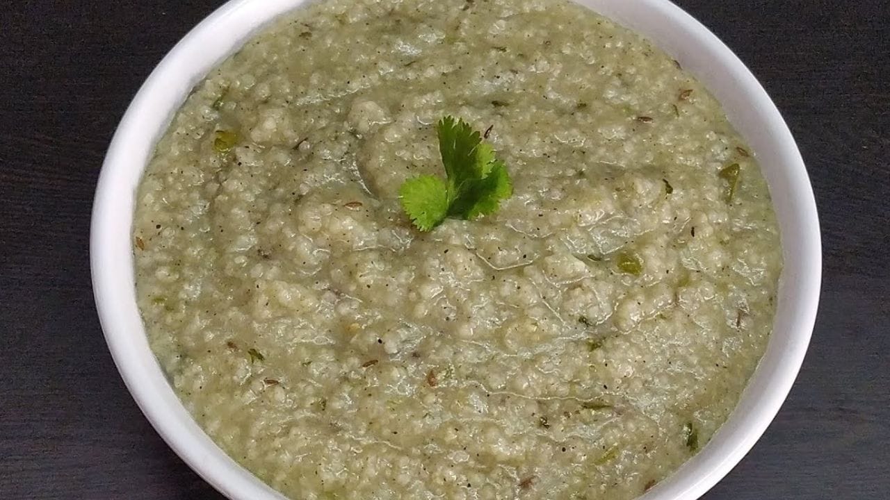 ശരീരഭാരം കുറയ്ക്കാൻ ശ്രമിക്കുന്നവരെ സംബന്ധിച്ച് നേരിടുന്ന ഏറ്റവും വലിയ പ്രശ്നമാണ് എന്ത് ഭക്ഷണം കഴിക്കാം എന്നുള്ളത്. സാധാരണ നമ്മുടെ വീട്ടിൽ ഉണ്ടാക്കുന്ന ഭക്ഷണങ്ങൾ ചെറിയതോതിൽ അളവു കുറച്ചു കഴിച്ചാൽ തന്നെ തടി കുറയും. ഒപ്പം അല്പം നടത്തവും വ്യായാമവും ഉണ്ടെങ്കിൽ തന്നെ നമ്മുടെ ശരീരത്തിന്റെ തടി കുറയാനുള്ള ഒരു സാധ്യത വളരെ കൂടുതലാണ്. എന്നിരുന്നാലും നാം ഡയറ്റ് ചെയ്യുമ്പോൾ ചില പ്രത്യേക ഭക്ഷണങ്ങൾ ഡയറ്റിൽ ഉൾപ്പെടുത്തുന്നത് തടി കുറയുന്നതിന്റെ വേഗത കൂട്ടാൻ വളരെ സഹായിക്കും.(IMAGE CREDIT SOURCE: YOUTUBE)