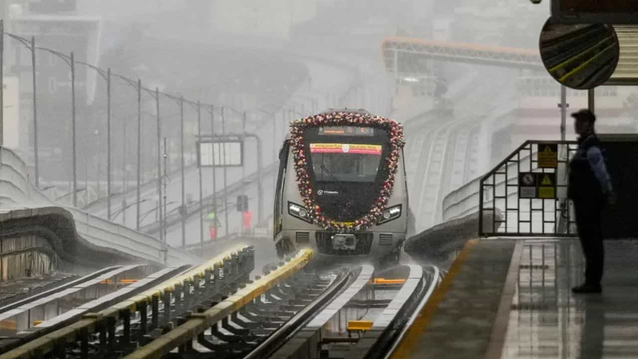 Namma Metro: നമ്മ മെട്രോയില് തിരക്ക് കുറയുന്നു! സര്വീസിന് പുതിയ ട്രെയിനുകള് ഉടനെത്തും Namma Metro: നമ്മ മെട്രോയില് തിരക്ക് കുറയുന്നു! സര്വീസിന് പുതിയ ട്രെയിനുകള് ഉടനെത്തും
