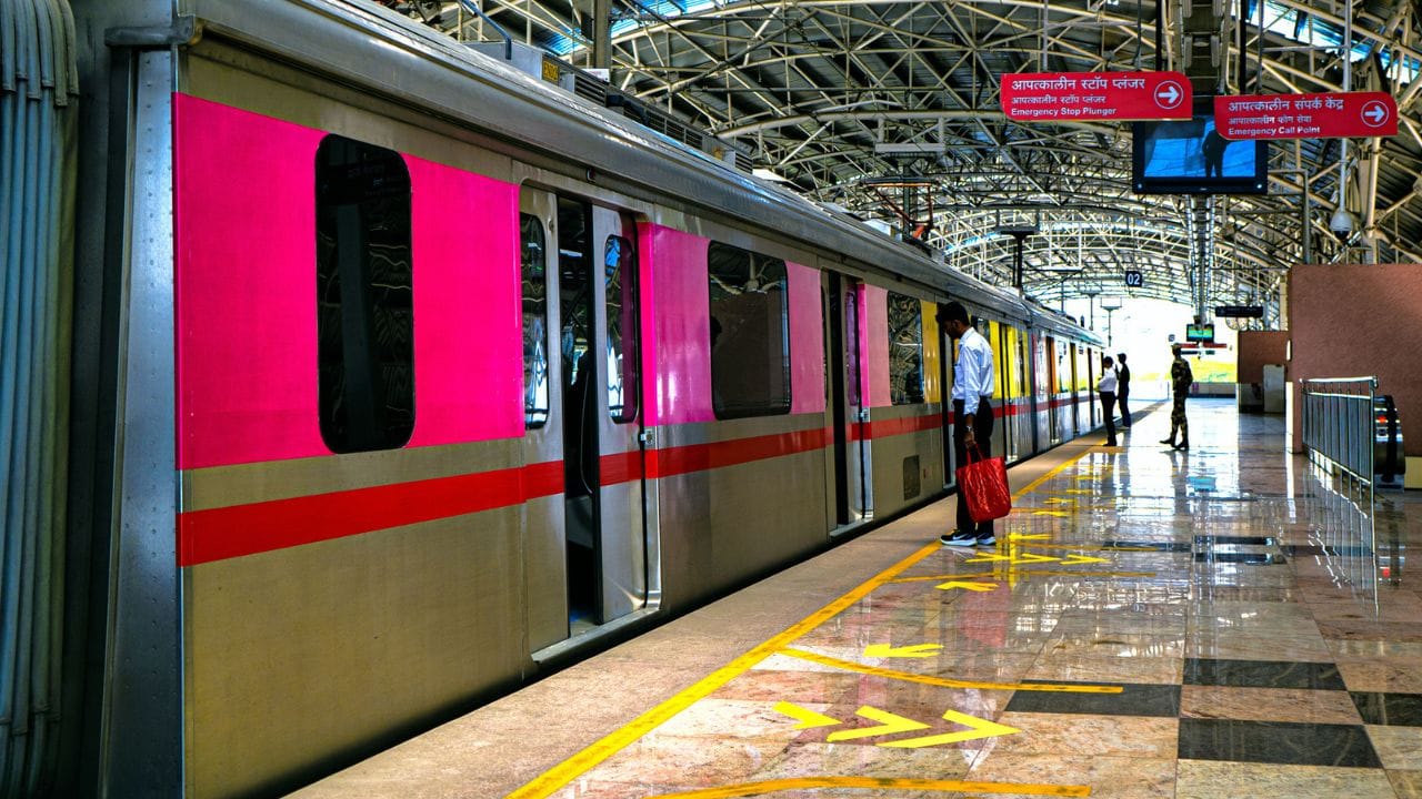 ഘട്ടം ഘട്ടമായാണ് പാത ഗതാഗതത്തിനായി തുറക്കുന്നത്. ആദ്യഘട്ടത്തില് കലേന അഗ്രഹാര മുതല് തവരെക്കെരെ വരെയുള്ള ഭാഗം തുറക്കും. ആറ് സ്റ്റേഷനുകളാണ് ഇതില് ഉള്പ്പെടുന്നത്. കലേന അഗ്രഹാര, ഹുളിമാവ്, ഐഐഎംബി, ജെപി നഗര് നാലാം ഘട്ടം, ജയദേവ ഹോസ്പിറ്റല്, തവരെക്കെരെ എന്നിവയാണവ. രണ്ടം ഘട്ടത്തില് ഡയറി സര്ക്കിള് മുതല് നാഗവാര വരെയുള്ള 13.76 കിലോമീറ്ററും തുറക്കുന്നതാണ്. ഇത് 2027 മാര്ച്ചോടെ തുറക്കാനാണ് പദ്ധതിയിടുന്നത്.