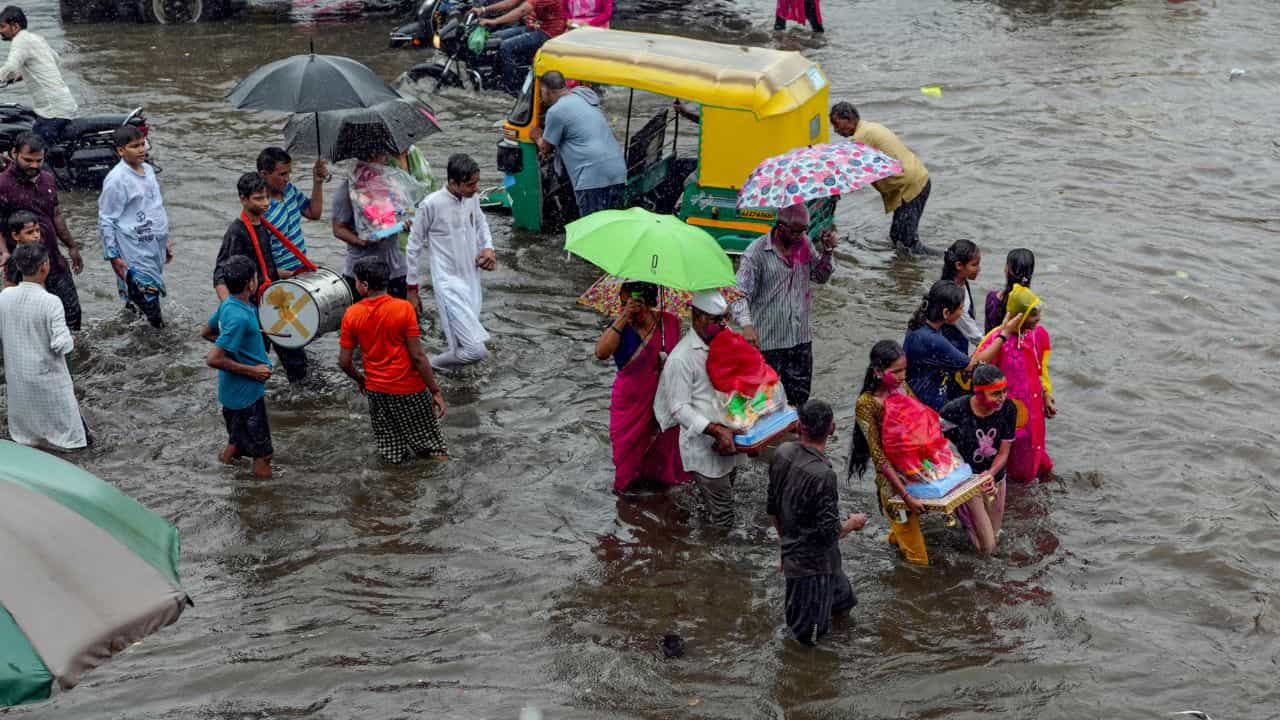 Bengaluru Rain: ബെംഗളൂരുവിൽ അപ്രതീക്ഷിത മഴ; റോഡുകൾ വെള്ളത്തിൽ, ഗതാഗതക്കുരുക്ക് രൂക്ഷം Bengaluru Rain: ബെംഗളൂരുവിൽ അപ്രതീക്ഷിത മഴ; റോഡുകൾ വെള്ളത്തിൽ, ഗതാഗതക്കുരുക്ക് രൂക്ഷം