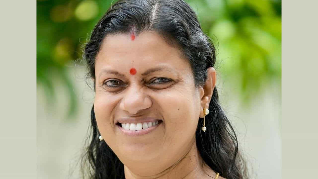 Bindu Krishna: യുഡിഎഫ് സർക്കാരിൽ ബന്ധു നിയമനം വീണ്ടും; ബിന്ദു കൃഷ്ണയുടെ ഓഫീസിൽ ഭർത്താവിന്റെ ബന്ധുവിനെ സ്പെഷ്യൽ പ്രൈവറ്റ് സെക്രട്ടറിയാക്കി Bindu Krishna: യുഡിഎഫ് സർക്കാരിൽ ബന്ധു നിയമനം വീണ്ടും; ബിന്ദു കൃഷ്ണയുടെ ഓഫീസിൽ ഭർത്താവിന്റെ ബന്ധുവിനെ സ്പെഷ്യൽ പ്രൈവറ്റ് സെക്രട്ടറിയാക്കി