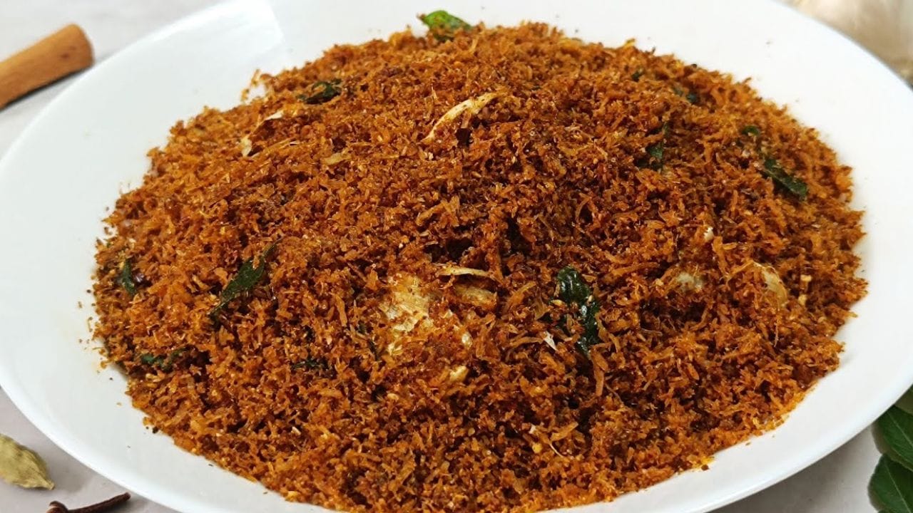 എണ്ണ നന്നായി ചൂടായി കഴിയുമ്പോൾ അതിൽ ഇറച്ചി വറുത്തെടുക്കുക. ശേഷം അതേ വെളിച്ചെണ്ണയിൽ രണ്ട് സവാള കട്ടി കുറച്ച് അരിഞ്ഞത് ചേർത്ത് നന്നായിട്ട് വെളിച്ചെണ്ണയിൽ വറുത്തെടുക്കുക. ഒരു നുള്ള് ഉപ്പ് ചേർക്കുകയാണെങ്കിൽ സവാള പെട്ടെന്ന് വാടി കിട്ടും.