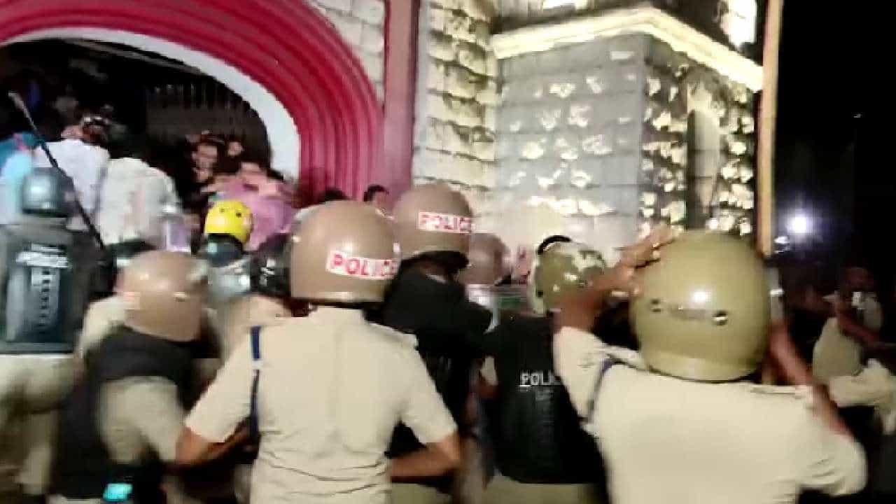 ഗ്രനേഡ്, കണ്ണീർവാതകം... തലസ്ഥാനത്ത് വൻ സംഘർഷം; യൂത്ത് കോൺഗ്രസ്, എസ്എഫ്ഐ പ്രവർത്തകർ ഏറ്റുമുട്ടി