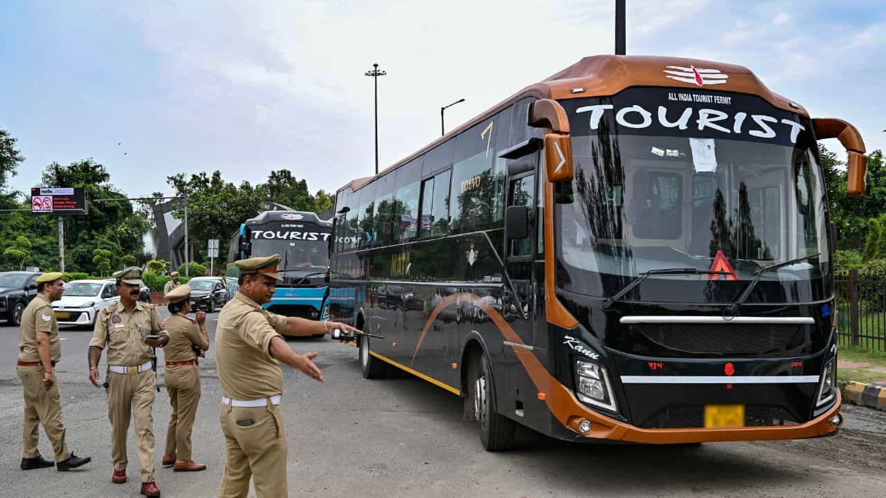 Tourist Bus: ടൂറിസ്റ്റ് ബസ്സുകൾ വീണ്ടും കളറാകുന്നു? കളർ കോഡ് പുനഃപരിശോധിക്കാൻ നിർദേശം