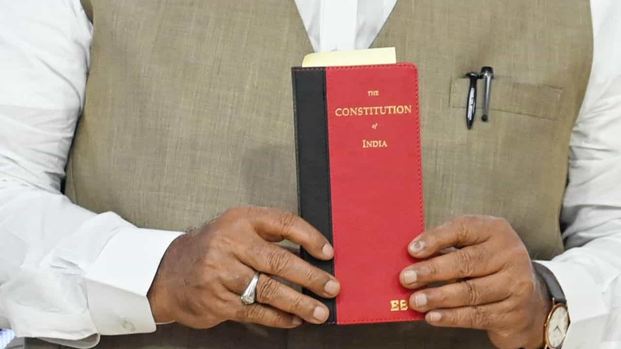 WE THE PEOPLE എന്തുകൊണ്ടാണ് ഭരണഘടന ഇങ്ങനെ ആരംഭിച്ചത്? WE THE PEOPLE എന്തുകൊണ്ടാണ് ഭരണഘടന ഇങ്ങനെ ആരംഭിച്ചത്?