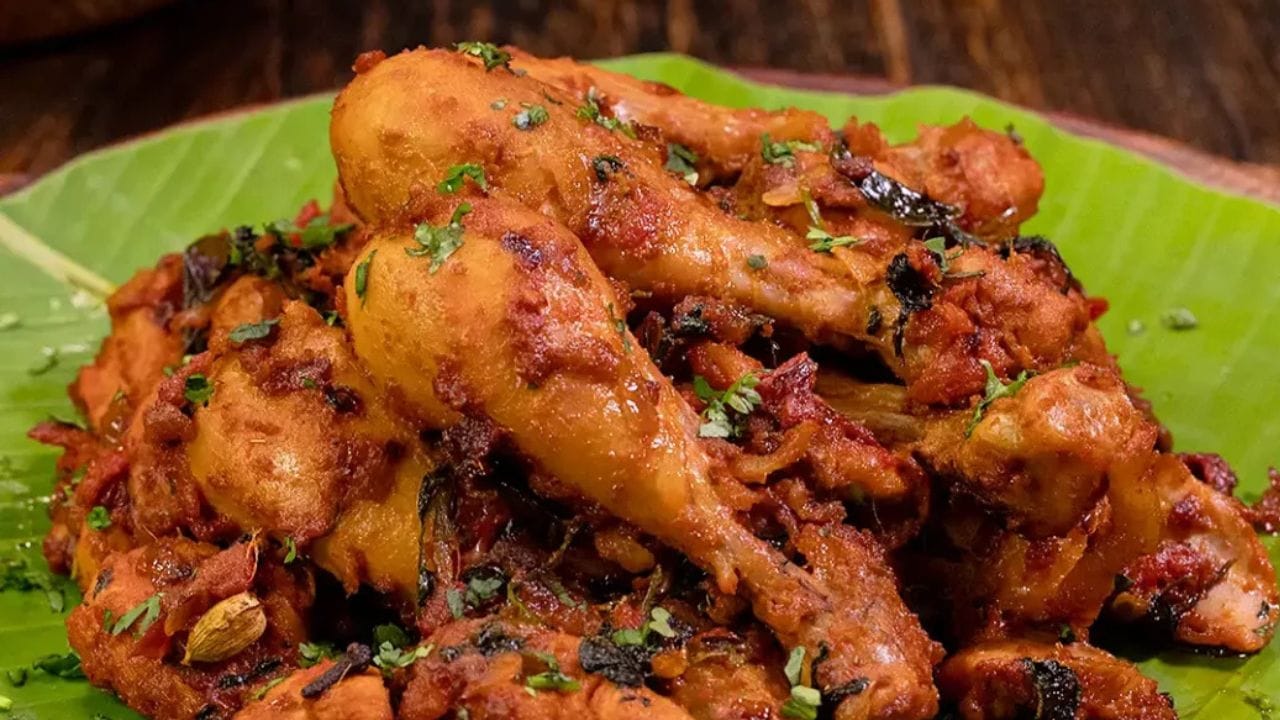 തയ്യാറാക്കുന്ന വിധം: കഴുകി വൃത്തിയാക്കിയ ചിക്കനിലേക്ക് ഇഞ്ചി-വെളുത്തുള്ളി പേസ്റ്റ്, കാശ്മീരി മുളകുപൊടി, കുരുമുളകുപൊടി, ഗരം മസാല, ചെറുനാരങ്ങാനീര്, കോൺഫ്ലോർ, ആവശ്യത്തിന് ഉപ്പ് എന്നിവ ചേർത്ത് നന്നായി തിരുമ്മി യോജിപ്പിക്കുക.  മസാല ചിക്കനിൽ നന്നായി പിടിക്കുന്നതിനായി കുറഞ്ഞത് 30 മിനിറ്റ് മുതൽ ഒരു മണിക്കൂർ വരെ മാറ്റി വെക്കുക. ഇങ്ങനെ ചെയ്യുന്നത് ചിക്കൻ ഫ്രൈയുടെ രുചി വർദ്ദിപ്പിക്കും.
