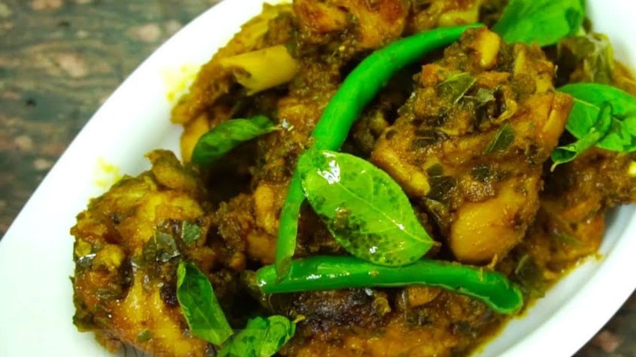 ശേഷം മറ്റൊരു പാൻ എടുത്ത് അതിലേക്ക് ചെറുതായി അരിഞ്ഞുവെച്ച ഉള്ളി ചേർത്ത് ഇളക്കുക. ഉള്ളി നന്നായി ഒരു സ്വർണ നിറമായി വരുമ്പോൾ അതിലേക്ക് മഞ്ഞൾപ്പൊടിയും അല്പം മുഴുവനായിട്ടുള്ള കറിവേപ്പിലയും ചേർത്ത് ഇളക്കുക ശേഷം അതിലേക്ക് ചിക്കൻ ഇട്ട് ഉപ്പും ഇടുക. അല്പം വെന്ത് കഴിഞ്ഞാൽ അതിലേക്ക് അല്പം തേങ്ങാപ്പാല് ചേർത്ത് കൊടുക്കുക.