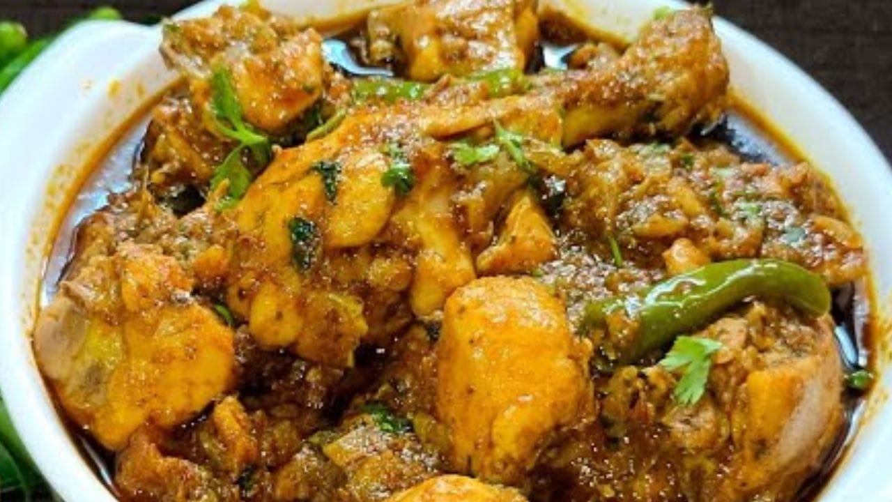 ശേഷം അതിലേക്ക് നാലഞ്ച് അല്ലി വെളുത്തുള്ളി, ഉണക്കമുളക് അണ്ടിപ്പരിപ്പ് എന്നിവയും ചേർത്ത് നന്നായി ചൂടാക്കി എടുക്കുക, ശേഷം അതിലേക്ക് ഒരു പിടി കറിവേപ്പില ഇട്ട് കുറച്ച് വെച്ച് നന്നായിട്ട് ചൂടാക്കി എടുക്കുക.കറിവേപ്പില ഇട്ടു കഴിഞ്ഞാൽ തീ കുറയ്ക്കാൻ പറയുന്നതിനു കാരണം അതിന്റെ പച്ചനിറം നഷ്ടപ്പെടാതിരിക്കാൻ ആണ്. ഇവ നന്നായി ചൂടായി വറുത്തതിനുശേഷം അത് മാറ്റിവയ്ക്കുക. അല്പം തണുത്തതിനു ശേഷം നന്നായി പൊടിച്ചെടുക്കുക