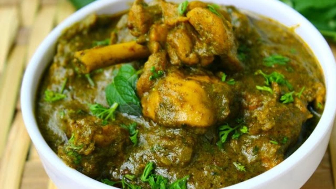 ഇതിന് പ്രധാനമായി ആവശ്യമുള്ള ചേരുവകൾ ചിക്കൻ അരക്കിലോ, ആ മുഴുവൻ മല്ലി രണ്ടര ടേബിൾ സ്പൂൺ, പെരുംജീരകം, ജീരകം, പട്ട, ഏലക്കായ, ഗ്രാമ്പൂ, കുരുമുളക്, കറിവേപ്പില, മഞ്ഞൾപൊടി, ഉപ്പ്, വെളിച്ചെണ്ണ, വെളുത്തുള്ളി, ഉണക്കമുളക്, അണ്ടിപ്പരിപ്പ്, തേങ്ങാപ്പാൽ.
ആദ്യം ഒരു പാൻ എടുത്ത് ചൂടാക്കി അതിലേക്ക് മല്ലി, കുരുമുളക്, ഗ്രാമ്പു, പട്ട, ഏലക്ക തുടങ്ങിയവ ചേർത്ത് നന്നായി ചൂടാക്കുക.