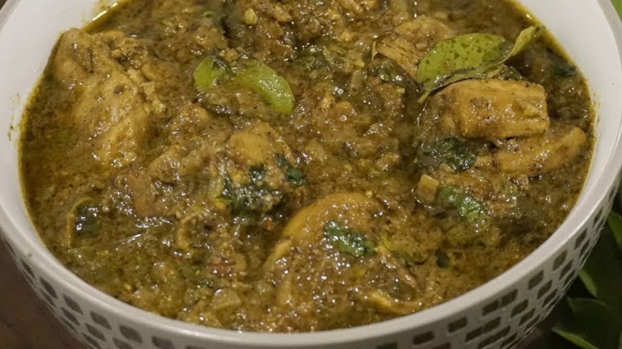 അത് നന്നായി വഴറ്റിയ ശേഷം അതിലേക്ക് പൊടിച്ചു വച്ച കറിവേപ്പി മിശ്രിതം ചേർത്ത് നൽകുക. നന്നായി ഇളക്കി യോജിപ്പിച്ചതിനുശേഷം മൂടിവെച്ച് ചിക്കൻ നന്നായി വേവിച്ചെടുക്കുക. രുചികരമായ കറിവേപ്പില ചിക്കൻ കറി തയ്യാർ. അപ്പം, ചപ്പാത്തി, പൊറോട്ട എന്നിവയ്ക്കൊപ്പം ആണ് ഇത് കഴിക്കാൻ ഏറ്റവും ബെസ്റ്റ്.