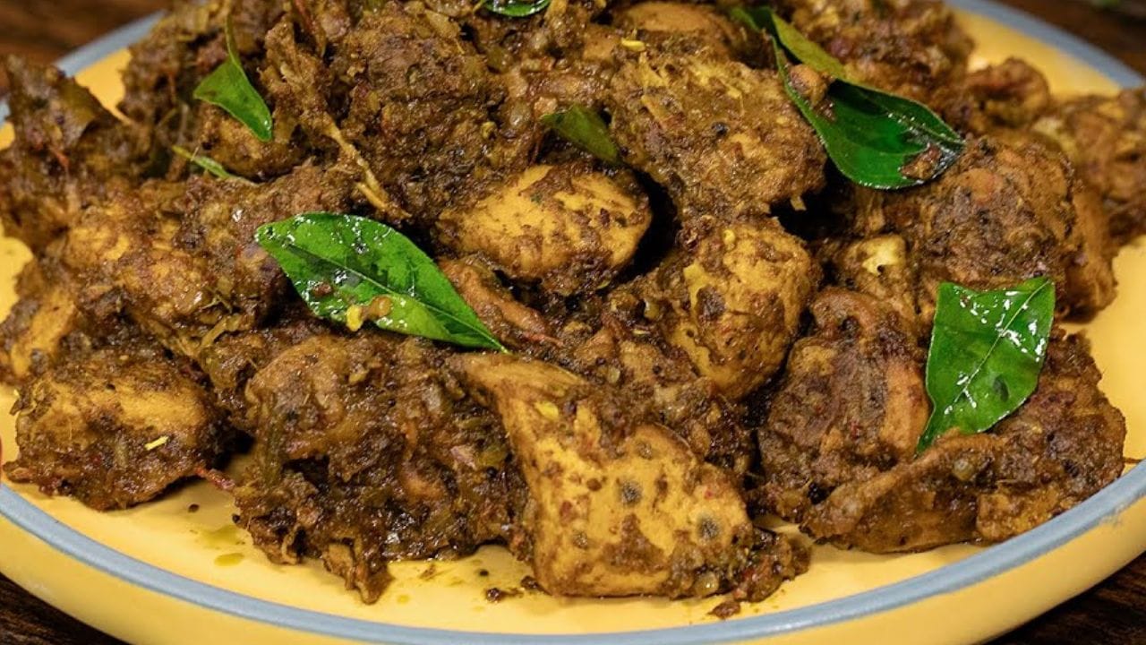 ചിക്കൻ കഴിക്കാൻ ഇഷ്ടപ്പെടുന്നവരാണ് എല്ലാവരും. എന്നാൽ എന്നും ഒരേ രുചിയിൽ കഴിച്ച് മടുത്തിട്ടുണ്ടെങ്കിൽ ഇനി ഈ രീതിയിൽ ഒന്ന് തയ്യാറാക്കി നോക്കൂ. ഇതിലെ പ്രധാന ചേരുവ കറിവേപ്പിലയാണ്. അസാധ്യമായ രുചിയിലും മണത്തിലും ആരോഗ്യകരവും രുചികരവുമായ കറിവേപ്പില ചിക്കൻ കറി എങ്ങനെ തയ്യാറാക്കാം എന്നാണ് ഈ ലേഖനത്തിൽ പറയുന്നത്.(IMAGE CREDIT SOURCE: SOCIAL MEDIA SCREEN GRAB)
