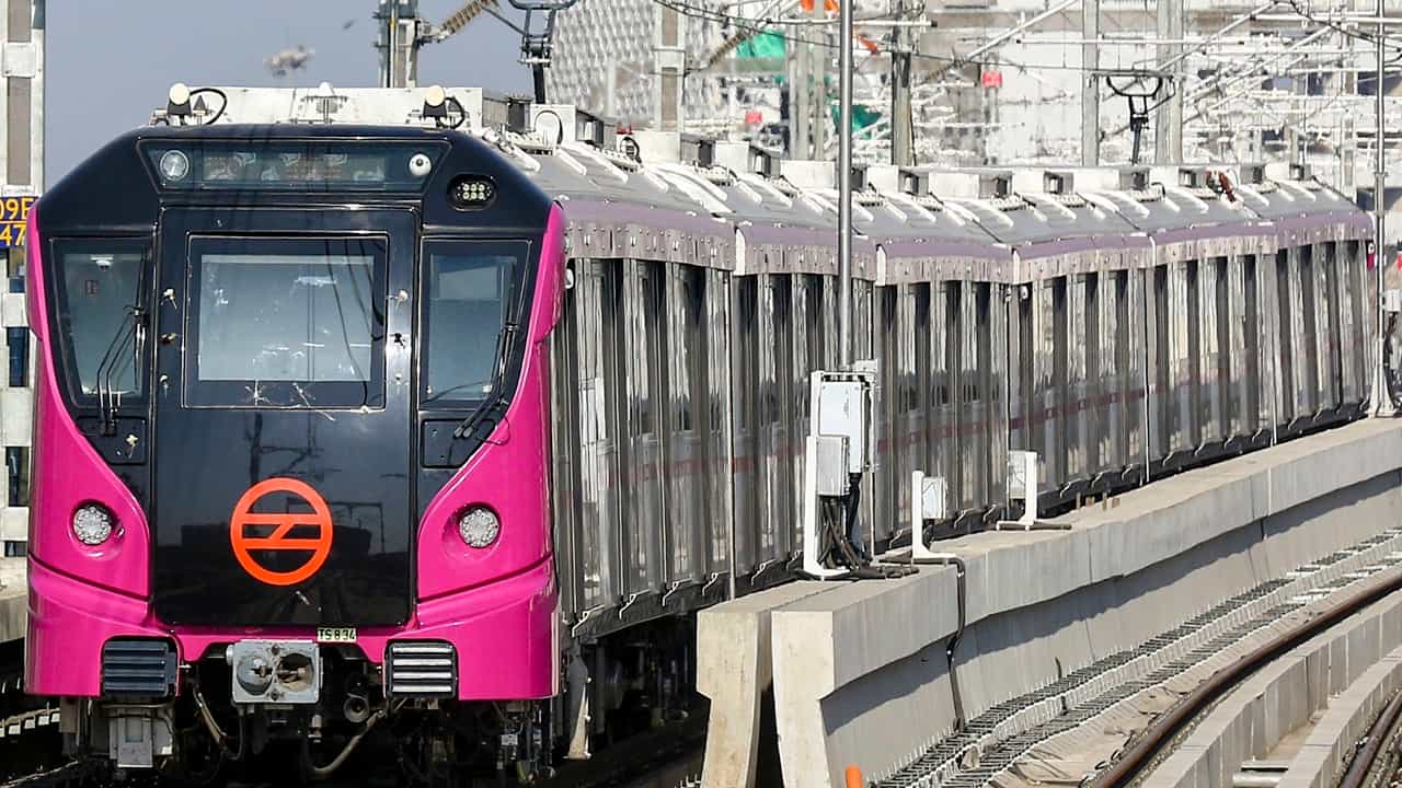 Delhi Metro: യാത്രക്കാർക്ക് വൻ ആശ്വാസം; 3 കോച്ച് ട്രെയിനുകളും പുതിയ റൂട്ടുകളുമായി ഡൽഹി മെട്രോ Delhi Metro: യാത്രക്കാർക്ക് വൻ ആശ്വാസം; 3 കോച്ച് ട്രെയിനുകളും പുതിയ റൂട്ടുകളുമായി ഡൽഹി മെട്രോ