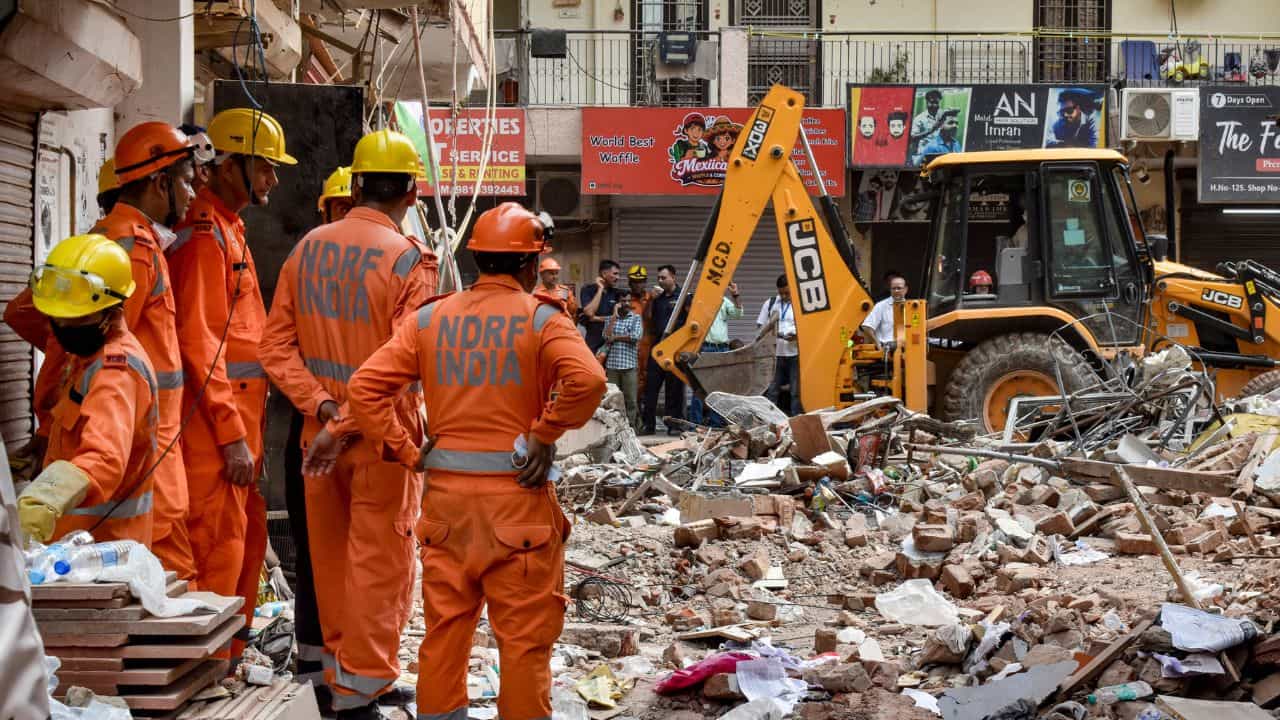 Satya Niketan Building Accident : കെട്ടിട ഉടമയും, മകനും ഭാര്യയും അറസ്റ്റിൽ; ഏഴു പേരുടെ മരണത്തിൽ നടപടി