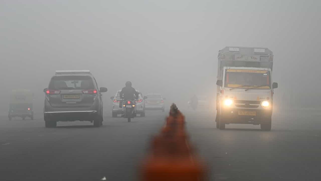 Delhi Fights Air Pollution: നിയന്ത്രണം കടുപ്പിച്ച് ഡല്ഹി; പാര്ക്കിങ് ഫീസ് ഇരട്ടിയാക്കി; 50% വര്ക്ക് ഫ്രം ഹോം; ഓഫീസ് സമയത്തിലും മാറ്റം Delhi Fights Air Pollution: നിയന്ത്രണം കടുപ്പിച്ച് ഡല്ഹി; പാര്ക്കിങ് ഫീസ് ഇരട്ടിയാക്കി; 50% വര്ക്ക് ഫ്രം ഹോം; ഓഫീസ് സമയത്തിലും മാറ്റം