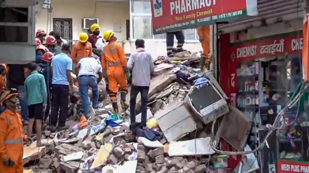 Delhi Building Collapse: ഡൽഹിയിൽ ആൺകുട്ടികളുടെ ഹോസ്റ്റൽ തകർന്നുവീണു; വിദ്യാർത്ഥികൾ ഉൾപ്പെടെ നിരവധി പേർ കുടുങ്ങിക്കിടക്കുന്നു