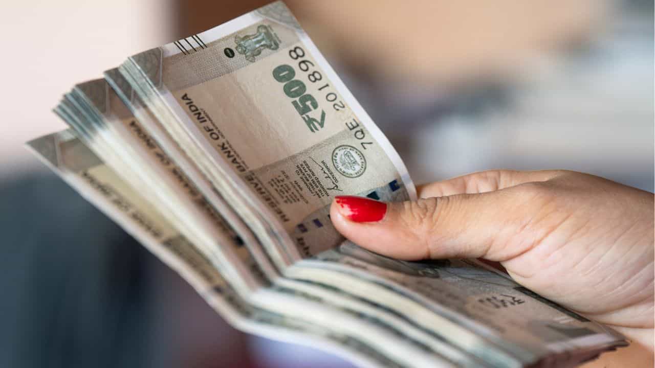 PF Wage Limit: പിഎഫ് ശമ്പള പരിധി ഉയർത്തി, ഇനി കൈയിൽ കിട്ടുന്ന ശമ്പളം കുറയുമോ? PF Wage Limit: പിഎഫ് ശമ്പള പരിധി ഉയർത്തി, ഇനി കൈയിൽ കിട്ടുന്ന ശമ്പളം കുറയുമോ?