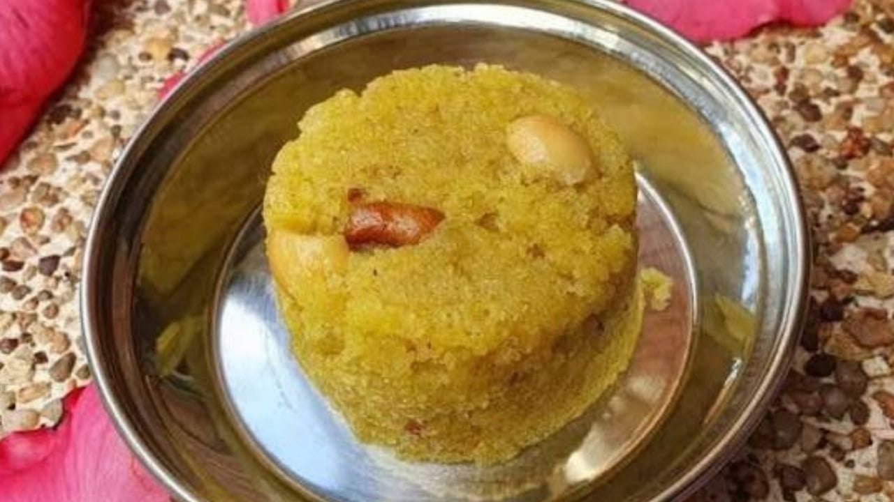 ഇനി വെള്ളം തിളപ്പിച്ച് അവിൽപ്പൊടി ചേർത്ത് ഇളക്കി കുറുക്കുക. ഇത് നന്നായി കുറുകിവരുമ്പോൾ അതിലേക്ക് പഞ്ചസാരയും രണ്ട് ടീസ്പൂൺ നെയ്യും ചേർത്ത് അതിലെ വെള്ളം വറ്റും വരെ ഇളക്കണം. ബാക്കി നെയ്യും ഏലയ്ക്കാപ്പൊടിയും ഉപ്പും ചേർത്ത് ഇളക്കിയശേഷം അടുപ്പിൽ നിന്ന് മാറ്റാം. ഇനി അണ്ടിപ്പരിപ്പും ഉണക്കമുന്തിരിയും മുകളിൽ വിതറി കഴിക്കാൻ നൽകാം. 