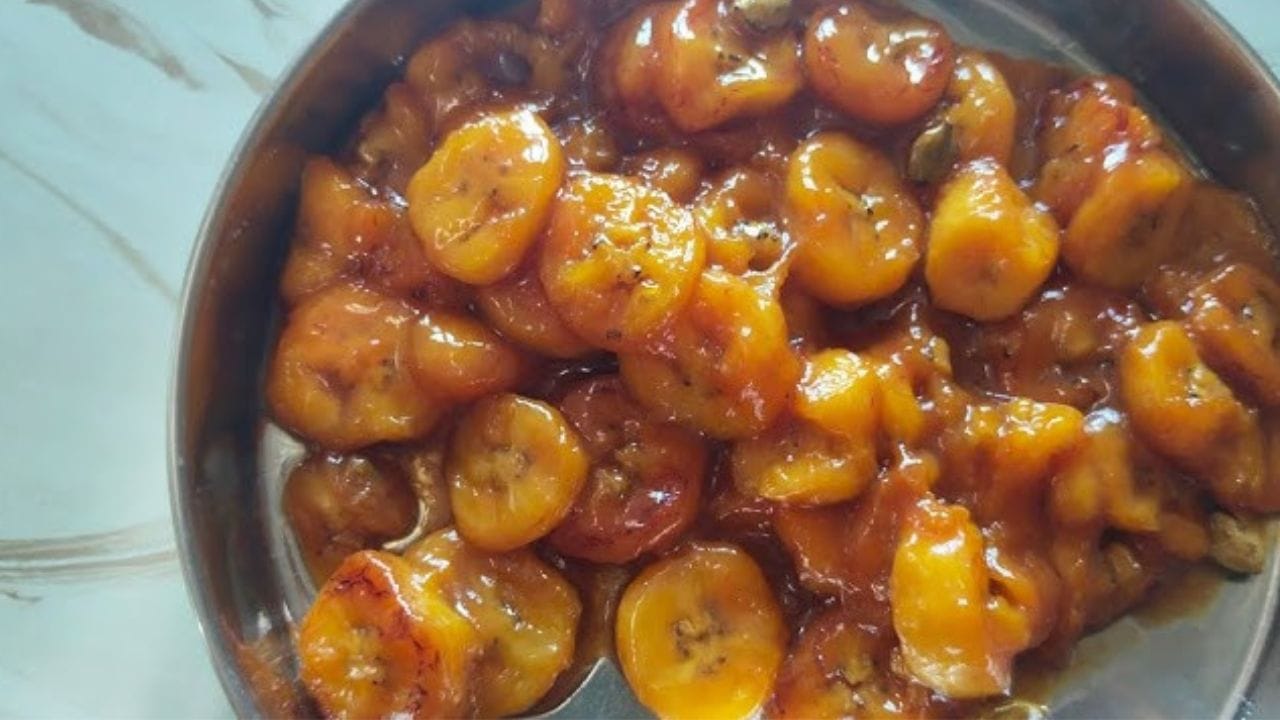 പാചകം ചെയ്യുന്ന വിധം: ആദ്യം തന്നെ ഒരു പാത്രത്തിൽ ശർക്കരയും വെള്ളവും ചേർത്ത് അടുപ്പിൽ വെച്ച് ഉരുക്കിയെടുക്കു. ശർക്കര പാനിയാണ് ഇതിലെ പ്രധാനി. ശർക്കര പൂർണമായും അലിഞ്ഞു കഴിയുമ്പോൾ ഇതിലെ അഴുക്കു കളയാനായി ഒന്ന് അരിച്ചെടുക്കുക. അരിച്ചെടുത്ത ശർക്കര ലായനി വീണ്ടും പാത്രത്തിലാക്കി ചെറുതീയിൽ ചൂടാകാൻ വയെക്കുക.