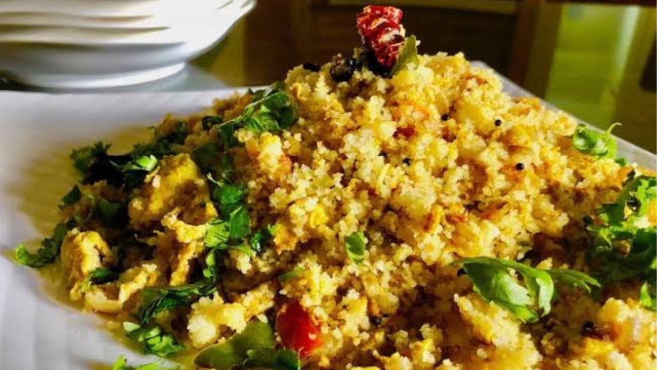 തയാറാക്കുന്ന രീതി: സാധാരണ രീതിയിൽ ഉപ്പുവെള്ളം തളിച്ച് പുട്ടുപൊടി നനച്ചെടുത്ത് ആവിയിൽ വേവിച്ച് മാറ്റിവെക്കുക. ശേഷം ഒരു പാനിൽ അല്പം എണ്ണ ചൂടാക്കി ഇഞ്ചി, വെളുത്തുള്ളി, സവാള എന്നിവ വഴറ്റുക. ഇതിലേക്ക് ക്യാരറ്റും ക്യാപ്സിക്കവും ചേർത്ത് ചെറുതായി വഴറ്റിയെടുക്കുക ഓർക്കണം ഇവയുടെ കഷണങ്ങൾ അല്പം ക്രിസ്പിയായിരിക്കണം.
