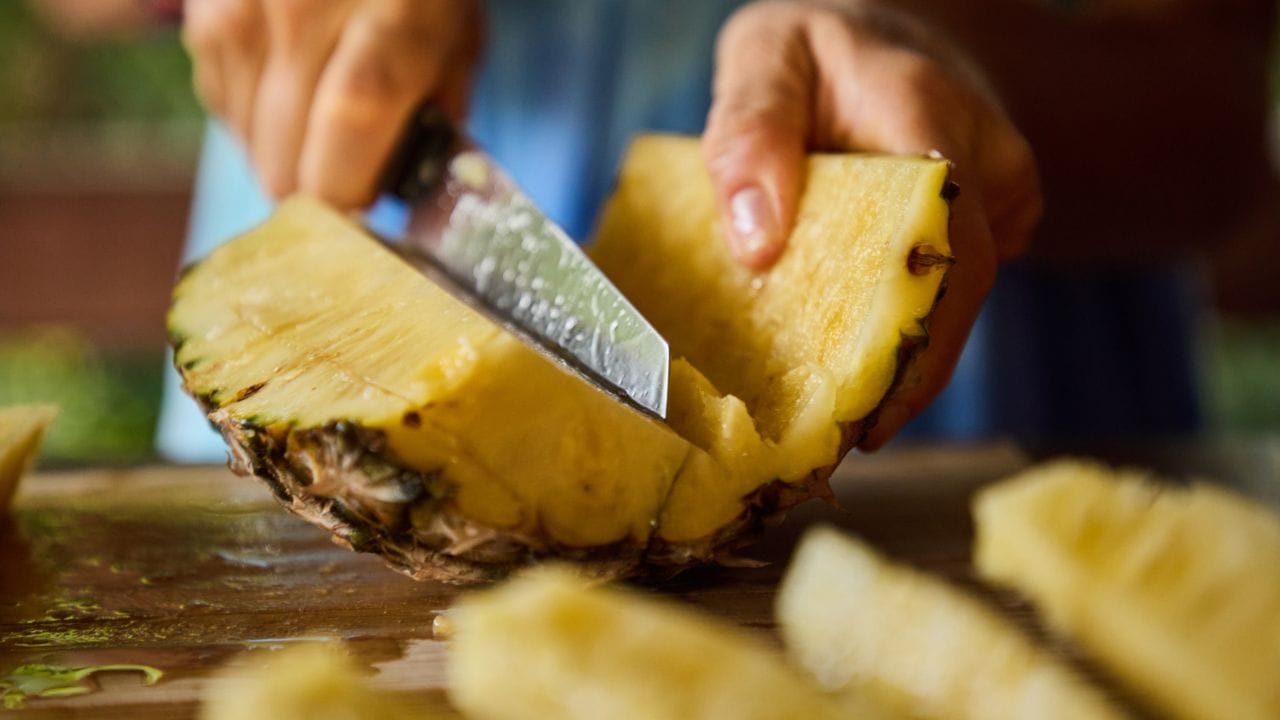 തയ്യാറാക്കുന്ന വിധം: ആദ്യം തന്നെ ഒരു ഇടത്തരം പൈനിപ്പിൾ വൃത്തിയാക്കി ചെറുതായി അരിഞ്ഞു വയ്ക്കുക. ചിരകിവെച്ച തേങ്ങ, പച്ചമുളക്, മഞ്ഞൾപ്പൊടി, മുളകുപൊടി എന്നിവ ചേർത്ത് മിക്സിയുടെ ചെറിയ ജാറിൽ ഒന്നു ചതച്ചെടുക്കുക. അരഞ്ഞു പോകാതെ ശ്രദ്ധിക്കണം. ശേഷം ഒരു ഒരു പാനിൽ എണ്ണ ചൂടാക്കി കടുക് പൊട്ടിക്കുക. കറിവേപ്പില, ചെറിയ ഉള്ളി, പച്ചമുളക് എന്നിവ ചെറുതായി അരിഞ്ഞത് അതിലേക്ക് ചേർക്കുക. ചെറിയ ഉള്ളി മൃദുവാകുന്നതുവരെ വഴറ്റുക.