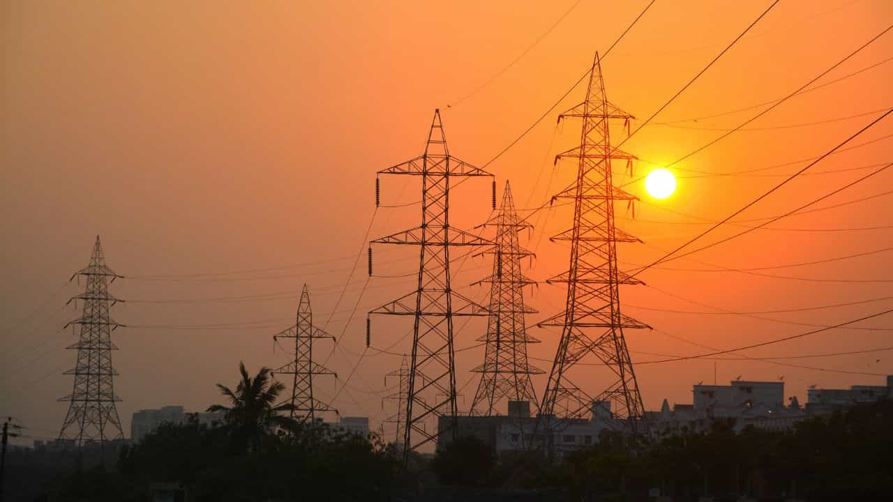 Kerala Power Cut: വൈദ്യുതി കിട്ടാനില്ല ഗയ്സ്; ഇന്നും കൈ താൻ ഫാൻ Kerala Power Cut: വൈദ്യുതി കിട്ടാനില്ല ഗയ്സ്; ഇന്നും കൈ താൻ ഫാൻ