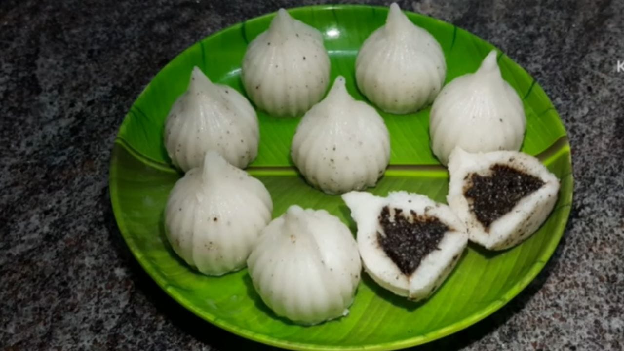 അതിൽ പ്രധാനമായും അരിപ്പൊടി ഒരു കപ്പ്, എള്ള് അത് കറുത്തതോ വെളുത്തതോ ആകാം അരക്കപ്പ്. നന്നായി പൊടിച്ചെടുത്ത ശർക്കര അരക്കപ്പ്, തേങ്ങ ചിരകിയത് രണ്ടോ മൂന്നോ ടേബിൾസ്പൂൺ, ഏലക്കാപ്പൊടി കാൽ ടീസ്പൂൺ കൂടാതെ ഉപ്പ്, നെയ്യ് അല്ലെങ്കിൽ എണ്ണ ചൂടുവെള്ളം എന്നിവയാണ് വേണ്ടത്.