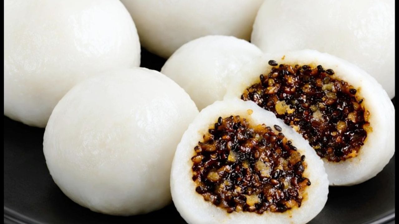ഇനി കൂട്ട് തയ്യാറാക്കുന്നതിനായി ഒരു പാനിൽ എള്ള് ചേർത്ത് വറുക്കുക. അത് ഒരു പൊട്ടുന്ന പരുവം ആകുന്നത് വരെ വറുത്തെടുക്കണം. ഇത് ചൂടാറിയ ശേഷം തേങ്ങാ ശർക്കര ഏലക്കാപ്പൊടി എന്നിവ ചേർത്ത് മിക്സിയിൽ ഒന്ന് ചുറ്റിച്ച് എടുക്കുക. അതായത് നന്നായി പൊടിഞ്ഞു പോകരുത് തരിതരിപ്പായി എടുക്കുക ഇത് ചെറിയ ഉരുളകളാക്കി മാറ്റി വയ്ക്കുക.