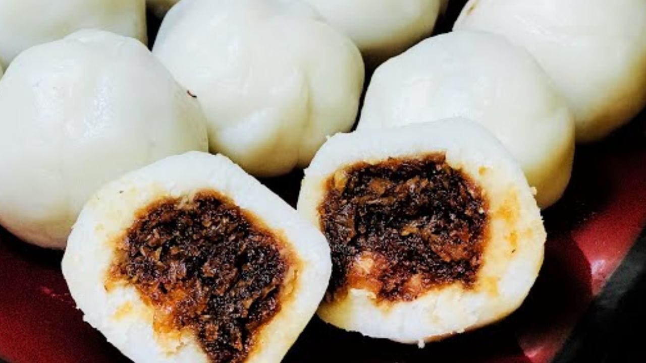 മറ്റൊരു പാത്രത്തിൽ അരിപ്പൊടിയും അല്പം ഉപ്പും ചേർത്ത് തിളച്ച വെള്ളം അല്പം വീതം ഒഴിച്ച് ഒരു സ്പൂൺ ഉപയോഗിച്ച് നന്നായി ഇളക്കുക. തുടർന്ന് ചൂടാറിയ ശേഷം കൈകൊണ്ട് നന്നായി കുഴച്ച് സോഫ്റ്റ് ആയ മാവാക്കി മാറ്റുക. അതുണങ്ങി പോകാതിരിക്കാനായി മൂടി വയ്ക്കുക.